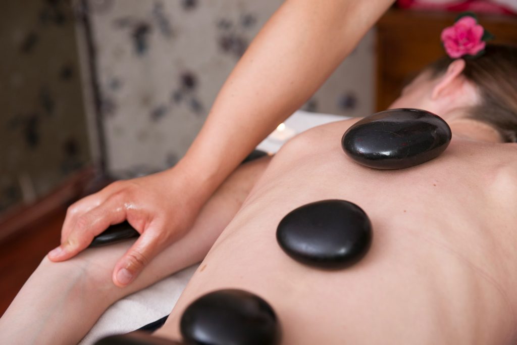 Hot Stone Massage: Apa Itu dan Manfaatnya untuk Tubuh