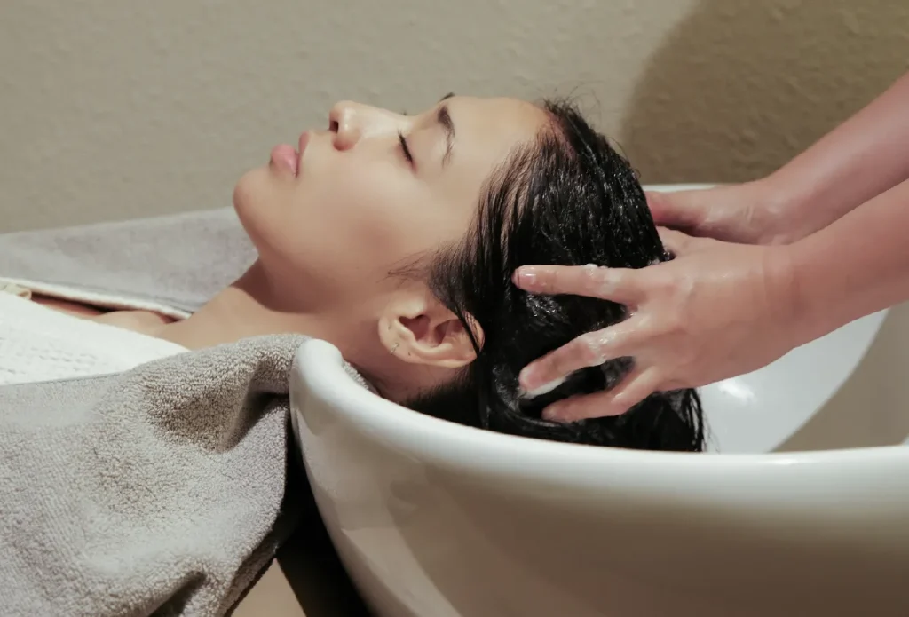 Bagaimana Hair Spa Membantu Mengembalikan Kelembapan Rambut