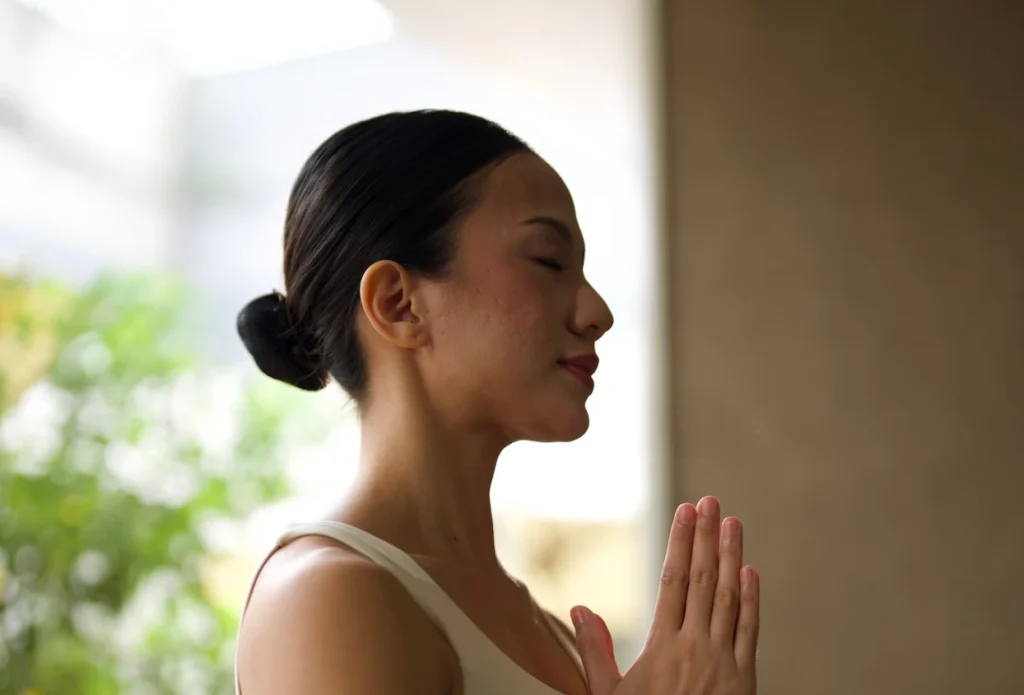 Cara Yoga Membantu Mengatur Napas dan Emosi untuk Hidup yang Lebih Seimbang