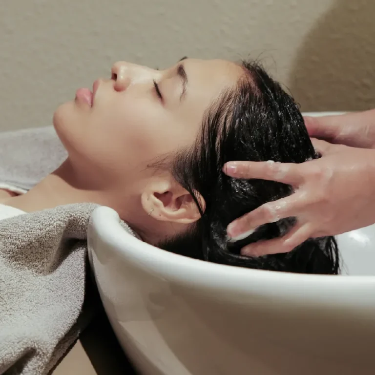 Bagaimana Hair Spa Membantu Mengembalikan Kelembapan Rambut